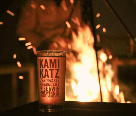 写真：Kamikatz Rolling Roomでキャンプファイヤー